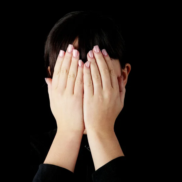 Mladá žena si zakryla oči — Stock fotografie
