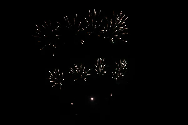 ニューイヤーズ イブの暗い空に花火の敬礼 — ストック写真