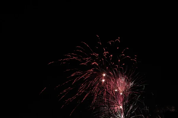 Χαιρετισμό Πυροτεχνήματα Στο Σκοτεινό Ουρανό Της Πρωτοχρονιάς — Φωτογραφία Αρχείου