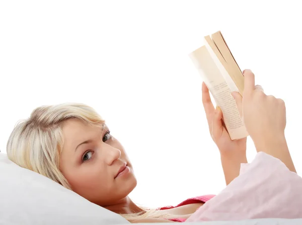 Güzel Seksi Mutlu Sarışın Beyaz Kadının Okuma Kitabı Yatak Portresi Stok Resim
