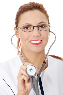 Steteskoplu kadın doktor, beyaz tenli.