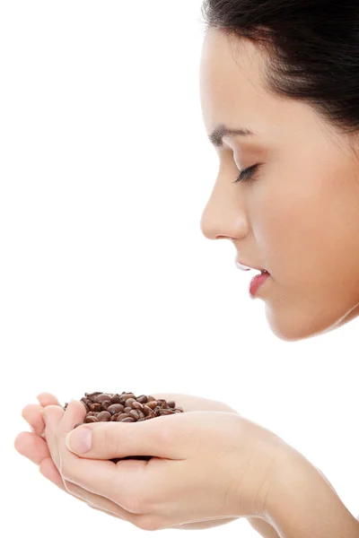 Mulher segurando asnd grãos de café cheirosos — Fotografia de Stock