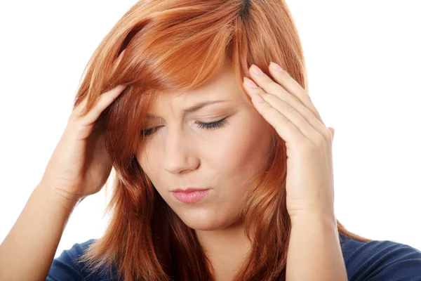 Mujer con dolor de cabeza sosteniendo su mano a la cabeza —  Fotos de Stock
