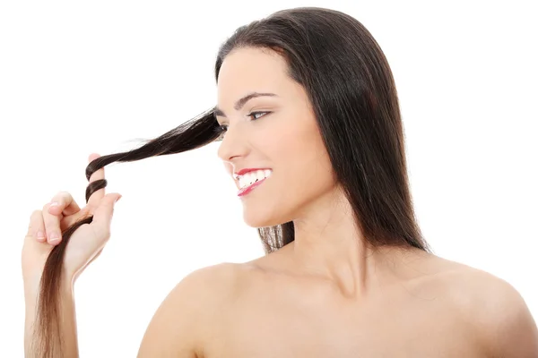 Молодая счастливая белая женщина со здоровыми длинными волосами — стоковое фото