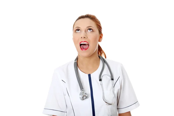 Chockad Kvinnliga Läkare Eller Sjuksköterska Titta Upp Isolerade Vit — Stockfoto