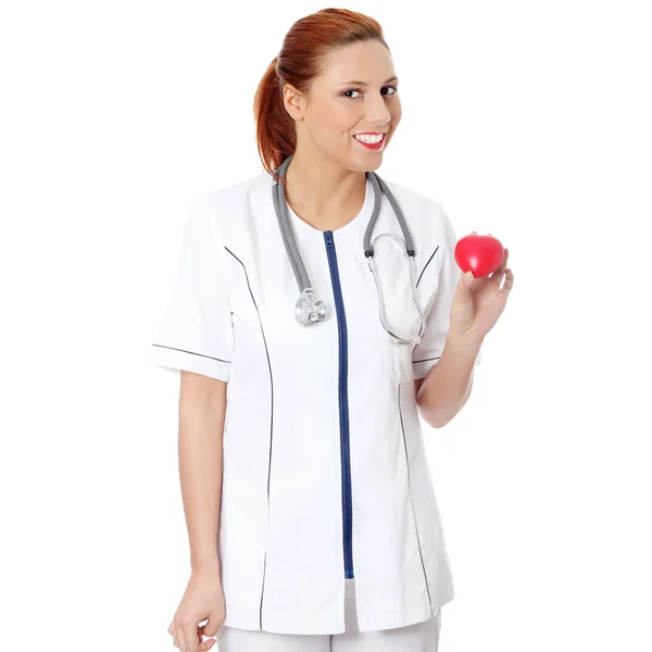 Ženský lékař se stetoskopem držící srdce. — Stock fotografie