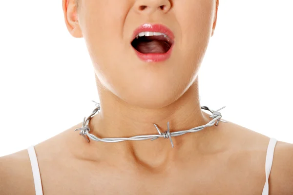 Halsschmerzen Junge Frau Mit Stacheldraht Den Hals Isoliert Auf Weiß — Stockfoto