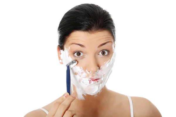 Mujer joven afeitarse por la mañana — Foto de Stock