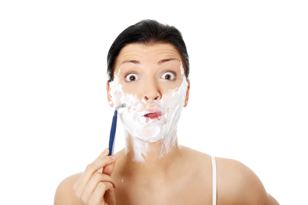 年轻女子有早晨刮刮胡子 孤立在白色 — 图库照片