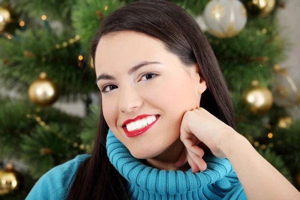 Lachende Meisje Thuis Zitten Kerstmis — Stockfoto