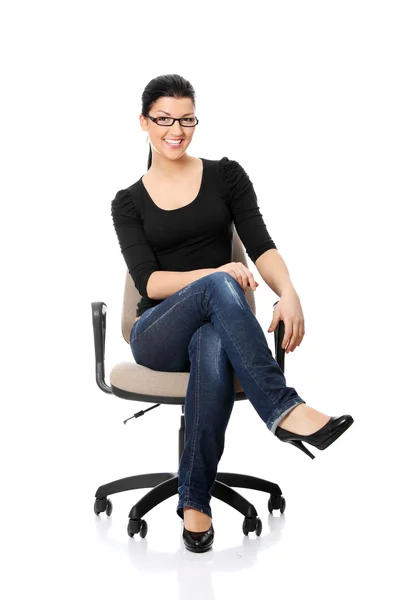Jovem Mulher Feliz Sentada Uma Cadeira Rodas Isolada Sobre Fundo — Fotografia de Stock