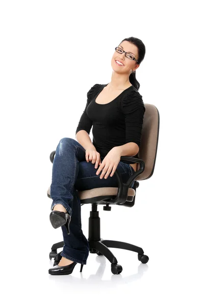 Jovem mulher feliz sentada em uma cadeira de rodas — Fotografia de Stock