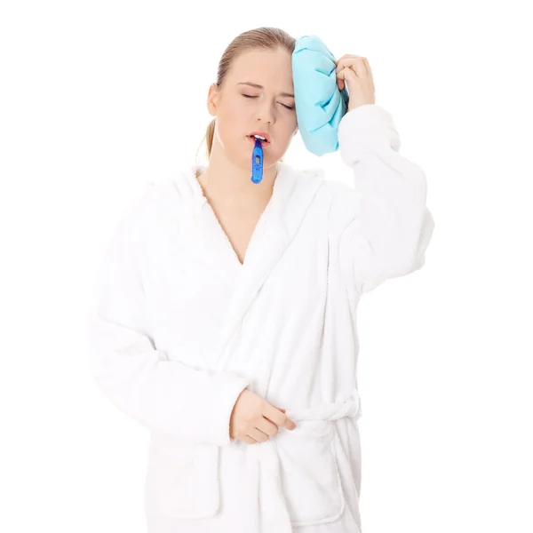 Mulher Jovem Com Gripe Isolada Branco — Fotografia de Stock