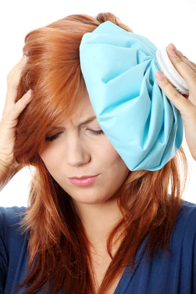 Mulher com saco de gelo para dores de cabeça — Fotografia de Stock