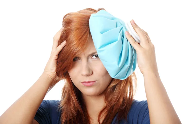 頭痛と偏頭痛のため氷の袋を持つ女性 — ストック写真