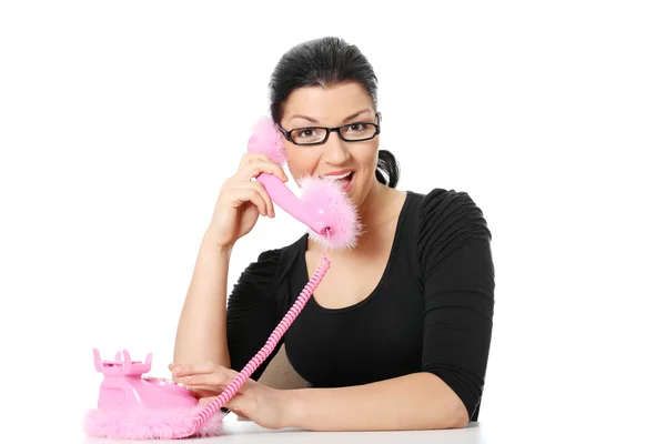 Jovem bonita mulher caucasiana feliz no telefone — Fotografia de Stock