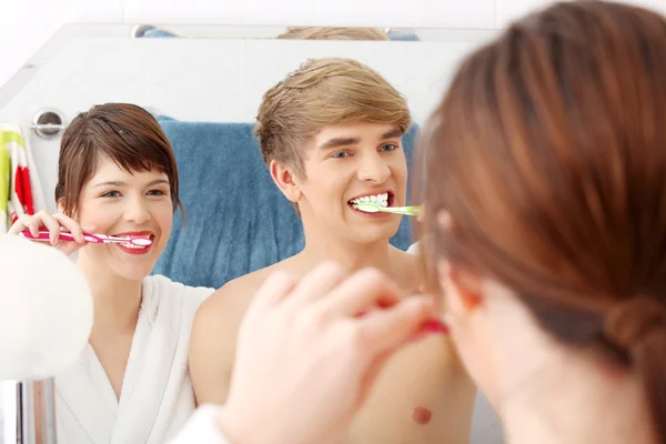 Jovem Casal Limpeza Dentes Juntos Banheiro — Fotografia de Stock