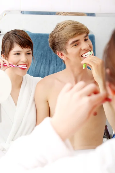 치아를 청소 하는 젊은 부부 — 스톡 사진