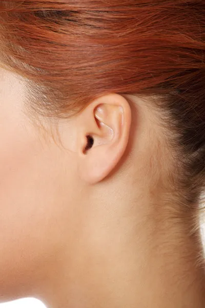Jeune femme caucasienne oreille  . — Photo