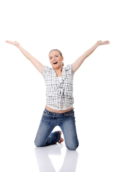 Молодая Счастливая Женщина Коленях Поднятыми Руками Изолированная Белом — стоковое фото