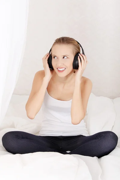 Schöne Frau hört Musik — Stockfoto