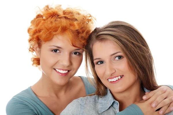 Twee Mooie Meisje Vrienden Glimlachen Geïsoleerd Witte Achtergrond — Stockfoto