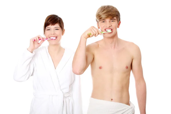 Junges Paar Beim Gemeinsamen Zähneputzen Isoliert Auf Weiß — Stockfoto