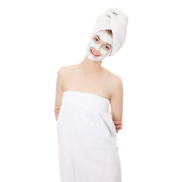 Cosmetische Producten Masker Van Clay Mooie Jonge Vrouwelijke Gezicht Geïsoleerd — Stockfoto