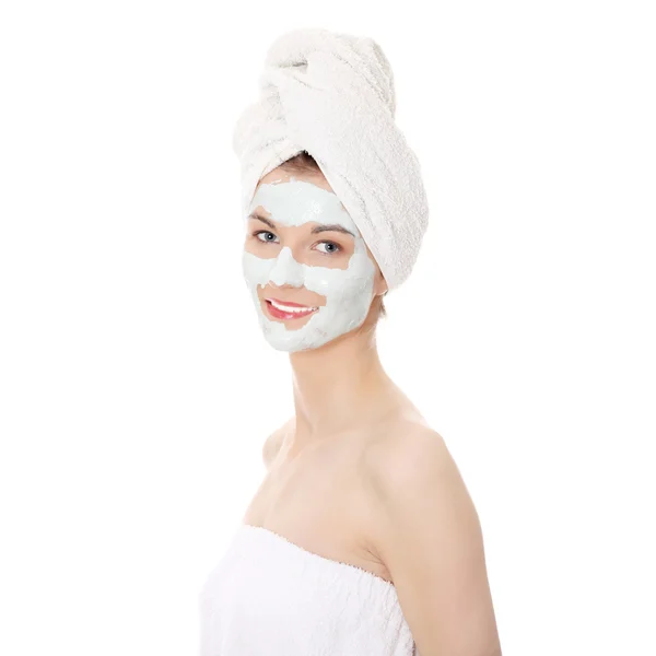Kosmetika mask lera i vacker ung kvinna ansiktet — Stockfoto