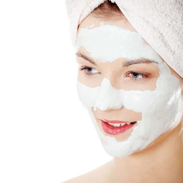 化粧品 美しい若い女性の顔に 白で隔離される粘土のマスク — ストック写真