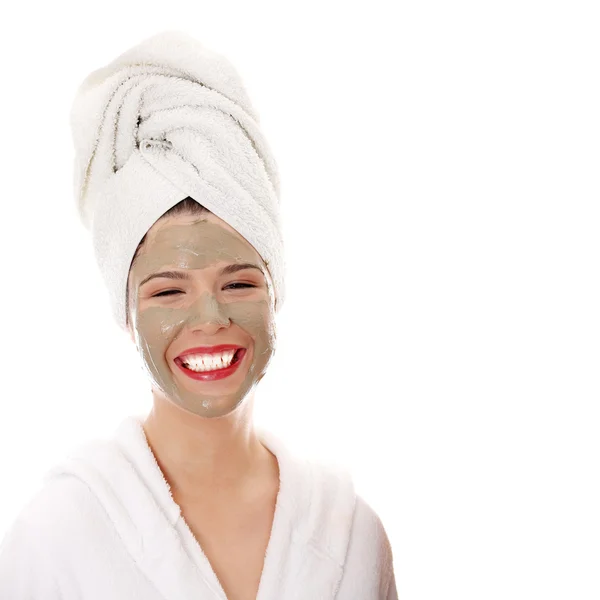 Kosmetikmaske aus Ton auf dem schönen Gesicht der jungen Frau — Stockfoto