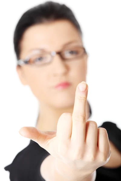 Mladá žena s prostřední prst — Stock fotografie