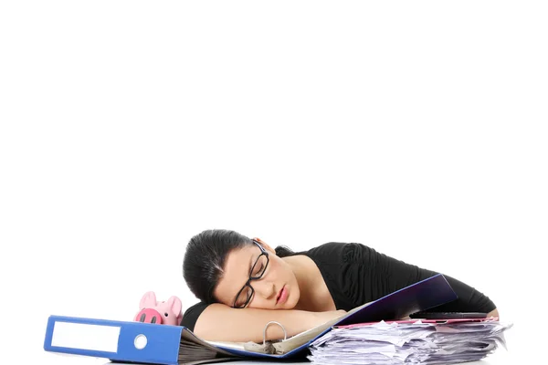 Wyczerpany Kobiece Wypełniania Formularzy Podatkowych Siedząc Przy Biurku Białym Tle — Zdjęcie stockowe