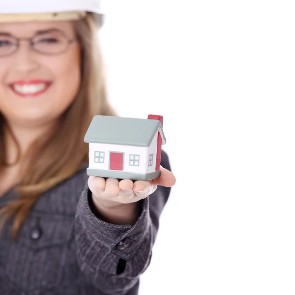 Junge Schöne Geschäftsfrau Mit Hausmodell Immobilienkonzept Isoliert Auf Weiß — Stockfoto
