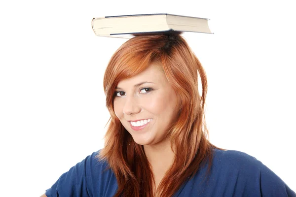 Mulher branca (estudante) com livro sobre a cabeça — Fotografia de Stock