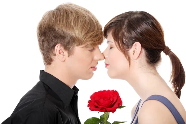 Поцелуи молодой пары . — стоковое фото