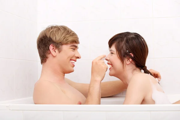 Unga lyckliga par i badet. — Stockfoto