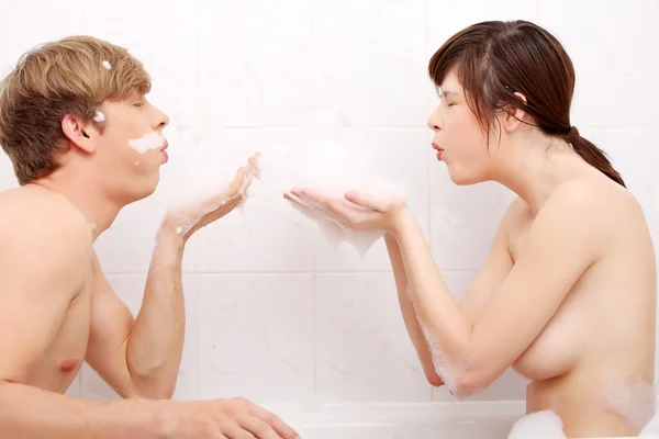 Pasangan muda yang bahagia di kamar mandi . — Stok Foto