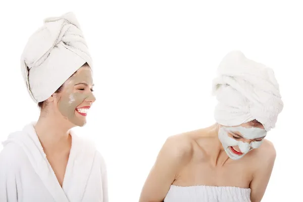 Jovens Mulheres Felizes Com Máscara Barro Facial Isoladas Branco — Fotografia de Stock