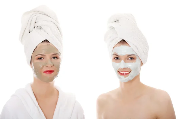 Junge glückliche Frauen mit Gesichtsmaske aus Ton — Stockfoto