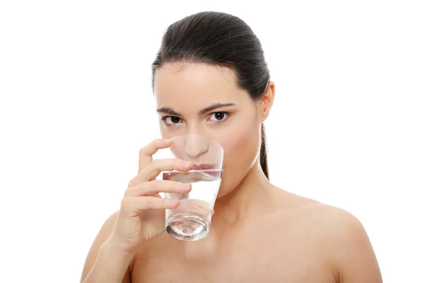 Schöne Junge Frau Trinkt Klares Mineralwasser Aus Glas Isoliert Auf — Stockfoto