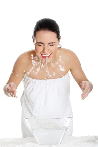 Mujer Joven Lavándose Cara Con Agua Clara Aislada Blanco — Foto de Stock