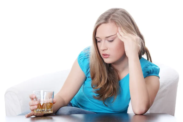Yound Piękna Kobieta Depresji Picie Alkoholu — Zdjęcie stockowe