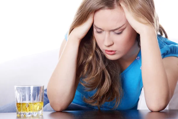 Yound Piękna Kobieta Depresji Picie Alkoholu — Zdjęcie stockowe