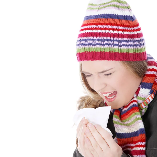 Mujer estornuda con pañuelo — Foto de Stock