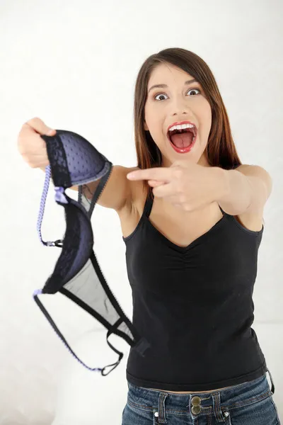 愤怒的女人手里拿的胸罩 背叛概念 — 图库照片