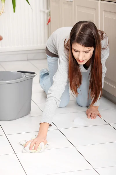 Young woman cleaning flor — Stock Photo, Image