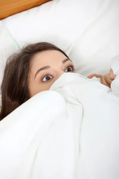 Verängstigte Junge Frau Bett — Stockfoto