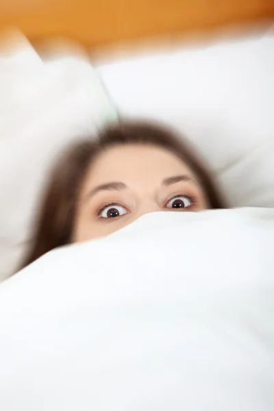 Verängstigte Junge Frau Bett — Stockfoto