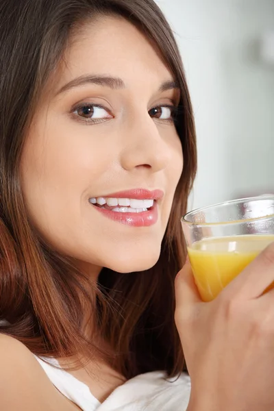 Kadın yatakta portakal suyu içme — Stok fotoğraf